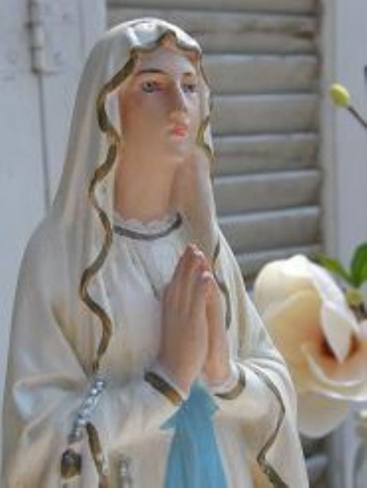 De gamle og smukke madonnaer af f.eks. den hellige jomfru fra Lourdes kan kbes ved Frken Anker, www.froeken-anker.dk 