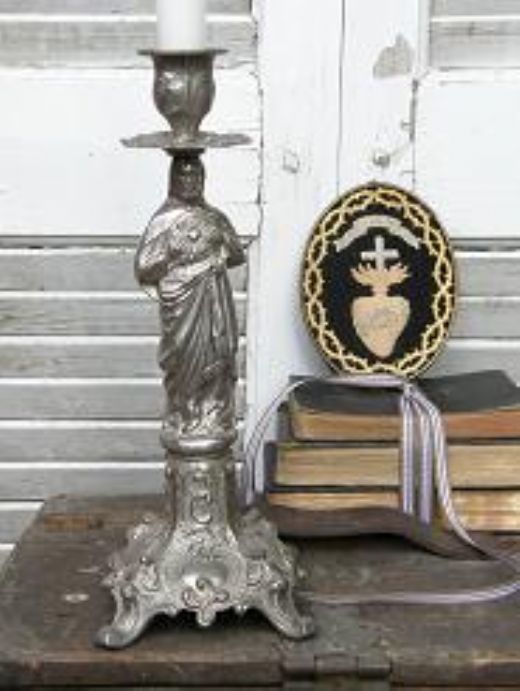 Mange gamle religise lysestager er lavet i pletslv eller nikkelplet